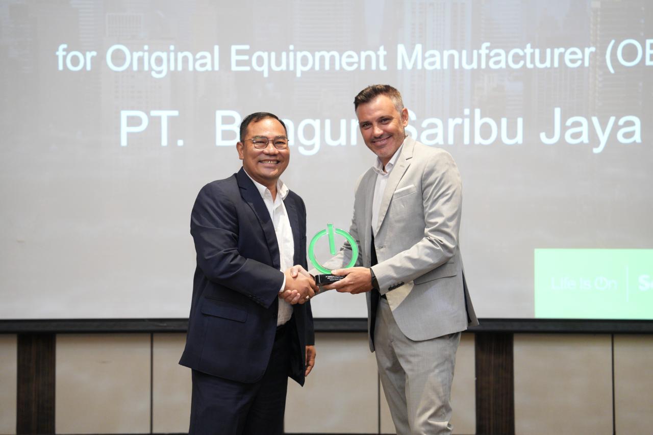 Schneider OEM Innovation Award 2023 presentation to PT Bangun Saribu Jaya